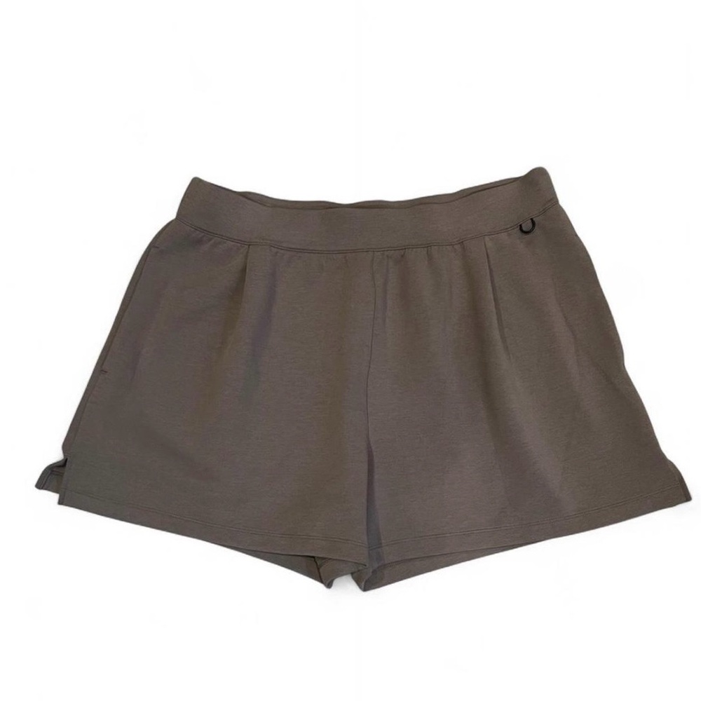 Nike Womens 24.7 Dri-Fit Mid Rise 4” inseam Size XL with pockets.